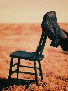 Стул в поле обои