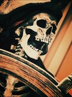 Скелет пирата за штурвалом обои