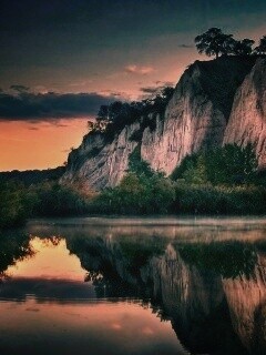 Скалы над озером обои