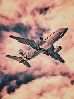 Самолет гражданской авиации в небе обои