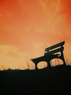 Силуэт скамейки на фоне неба обои