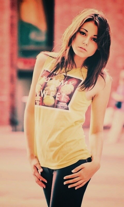 Молодая девушка в городе обои