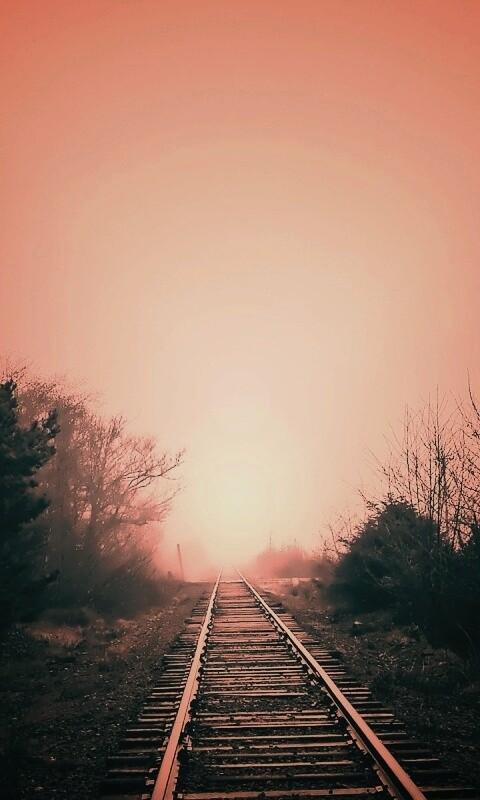 Железная дорога уходит в туман обои