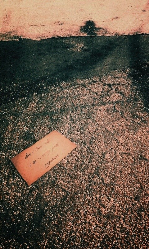 Записка на асфальте обои