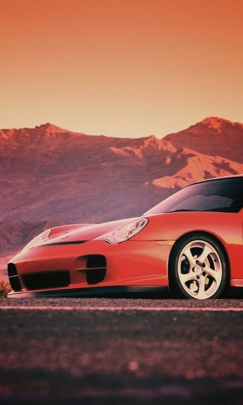 Красный Порше на фоне гор обои