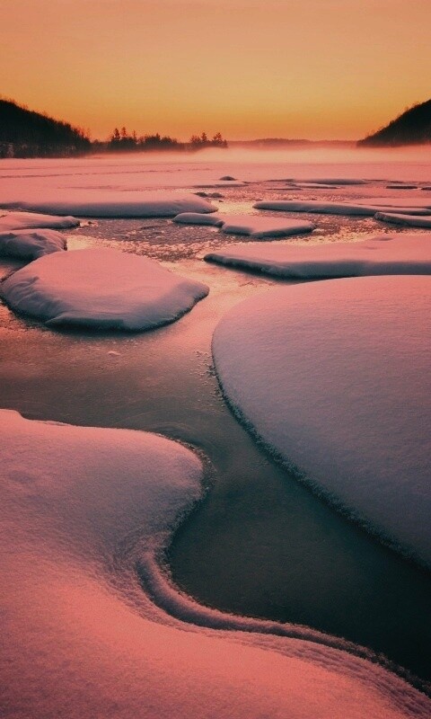 Полынья на замерзшем озере обои