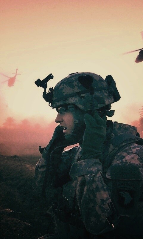 СОлдат во время боевых действий обои