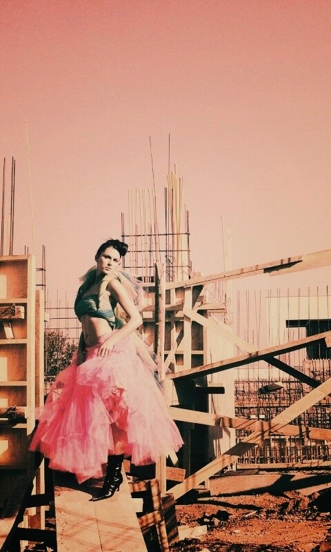 Девушка на стройке обои