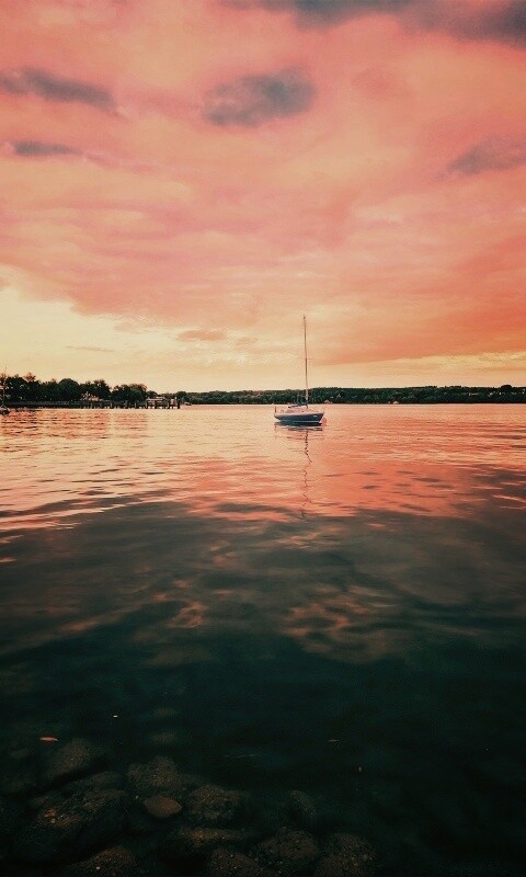 Яхта на озере обои