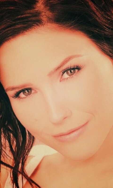 Симпотичная шатенка обои