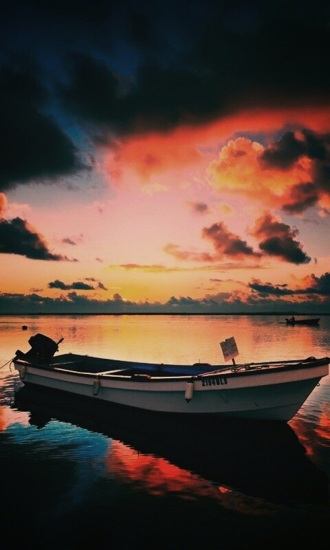 Тучи над озером обои