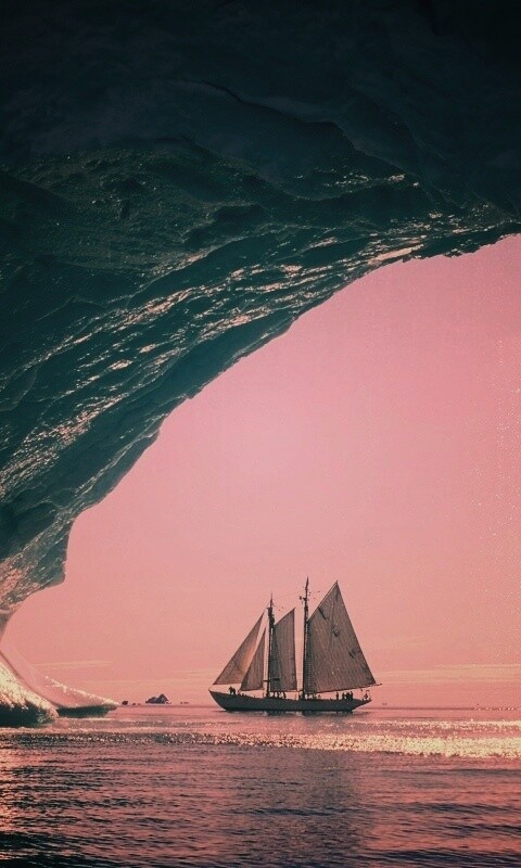 Парусник под ледяной аркой обои