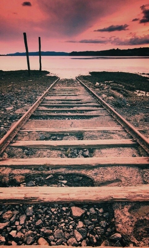 Рельсы обрывающиеся в воду обои