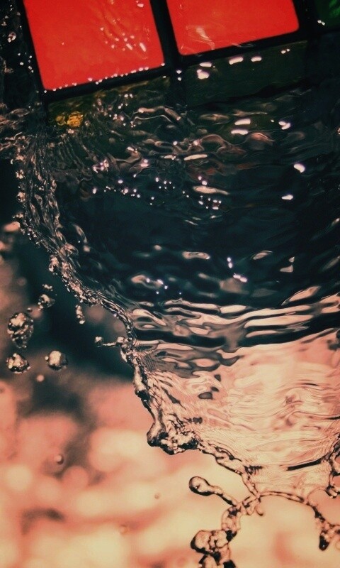 Кубик рубика в воде обои