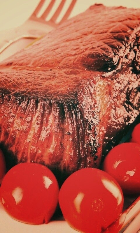Стейк с помидорами обои