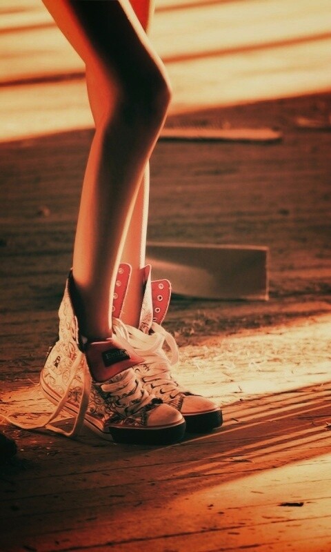 Ножки в кедах обои