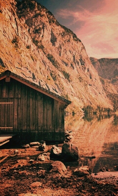 Лодный сарай на горном озере обои