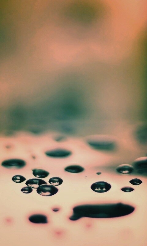 Темные капли на зеркальнйо поверхности обои