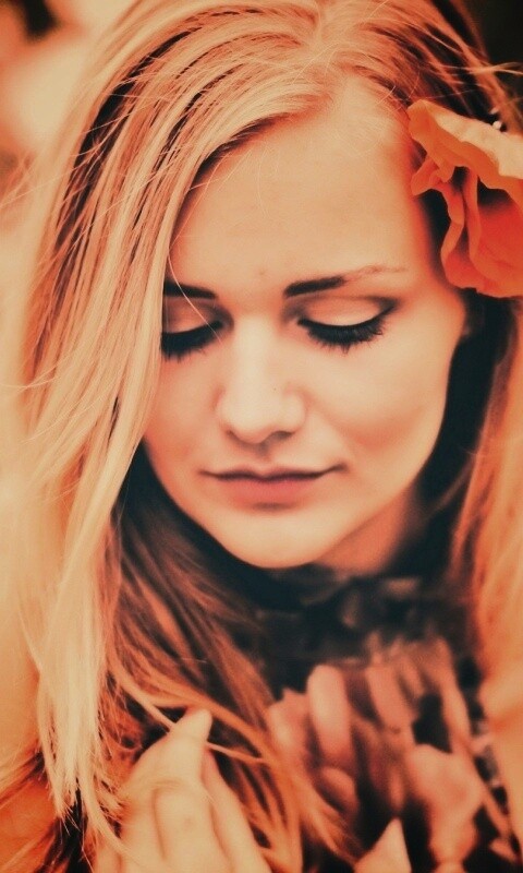 Блондинка в маках обои