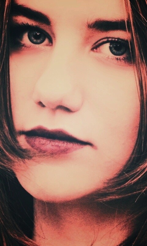 Взгляд голубоглазой девушки обои