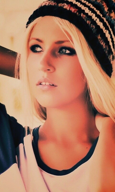 Блондинка в вязанной шапке обои