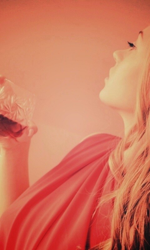 Девушка с бокалом обои