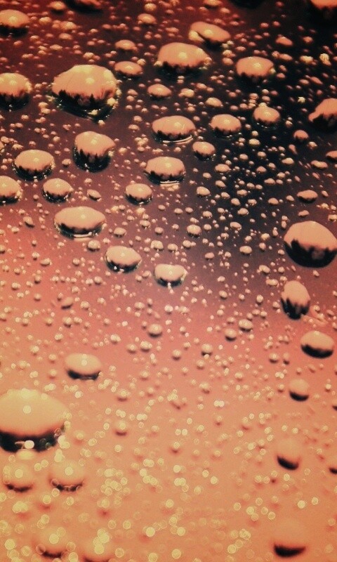 Капли воды на поверхности стекла обои