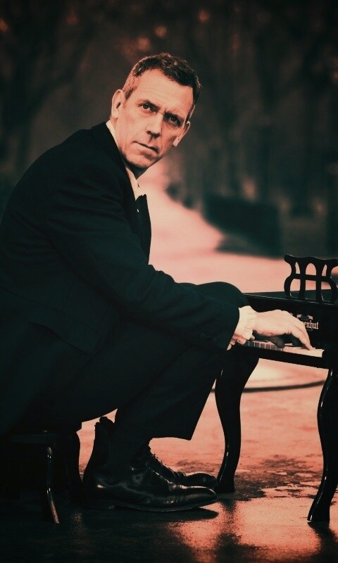 Хью Лори за маленьким роялем обои