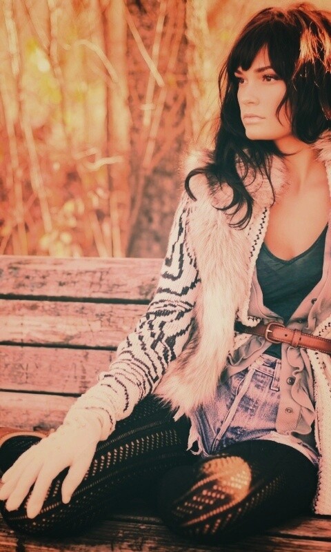 Красивая девушка сидит на скамейке обои