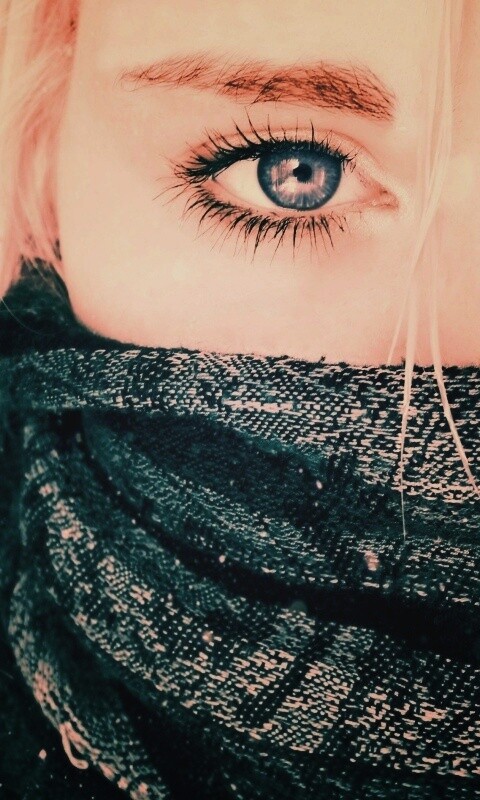 Блондинка с шарфом на лице обои