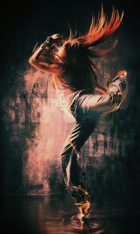 Девушка в диком танце обои