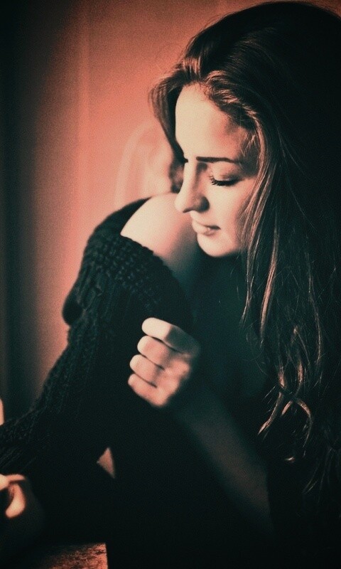 Обнаженное плечо и чашка кофе обои