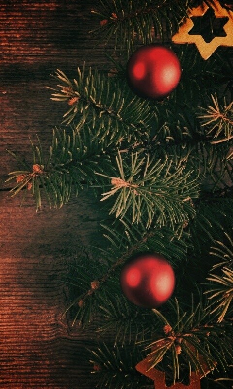 Новогодние игрушки на еловой ветке обои