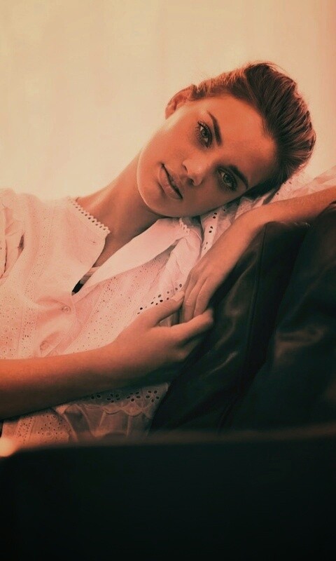 Девушка на диване обои