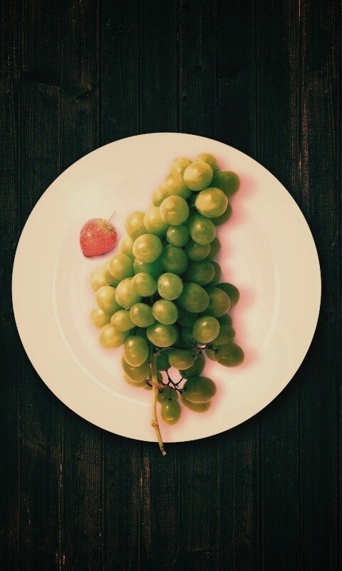 Виноград с клубникой обои