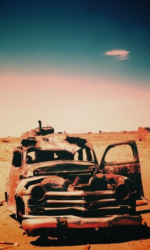 Брошенная в пустыне машина обои