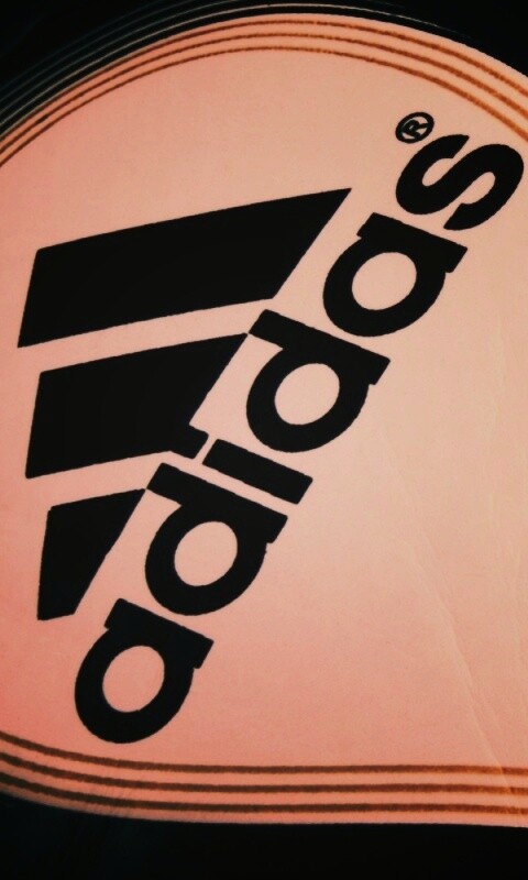 Мяч с логотипом Adidas обои