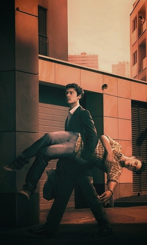 Мужчина с куклой обои