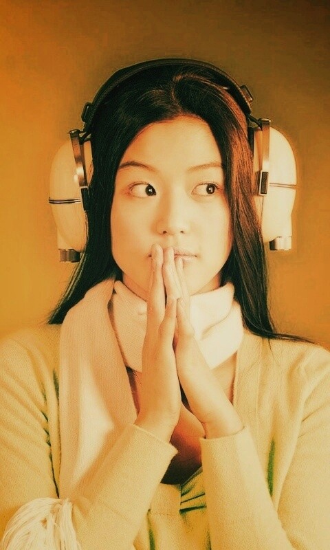 Японка в наушниках обои