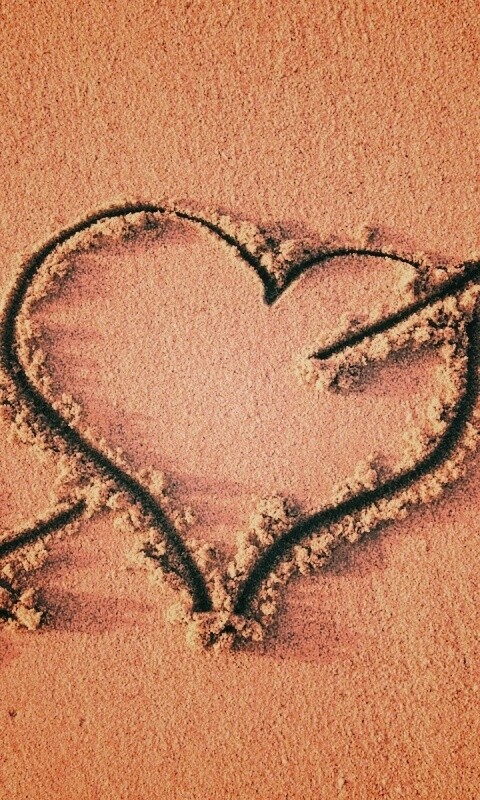 Сердце на песке обои
