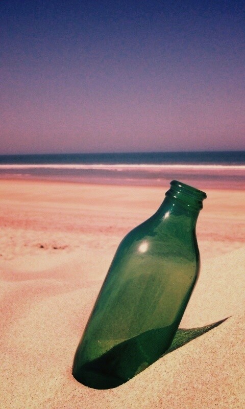 Бутылка на пляже обои