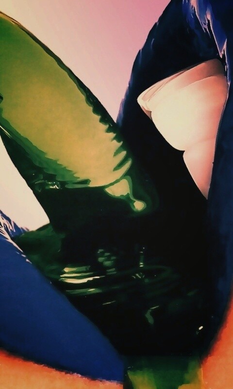 Пьющая девушка обои