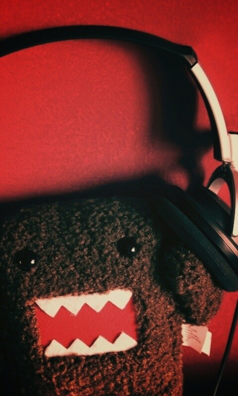 Демокун в наушниках обои