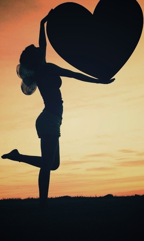 С сердцем в руках обои