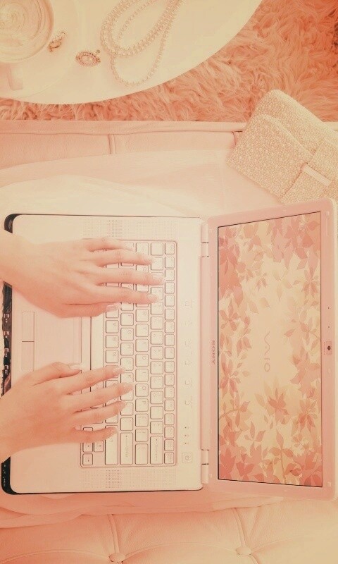 Девушка с ноутбуком vaio обои