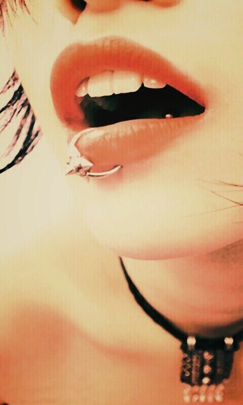 Девушка с кольцом обои