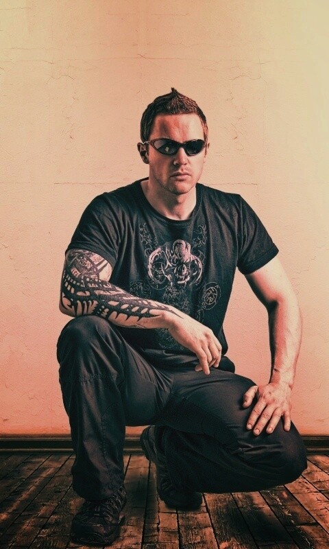 Парень с татуировкой обои