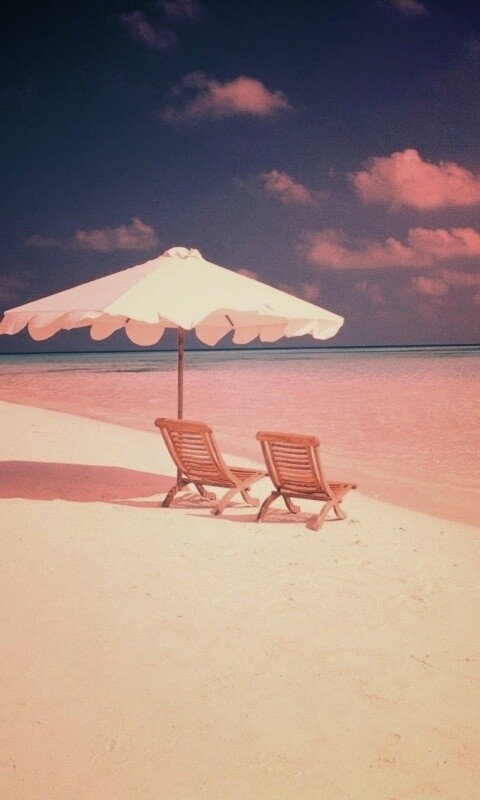 Песчаный пляж с двумя жезлонгами обои