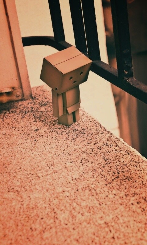 Грустный картонный человечек обои