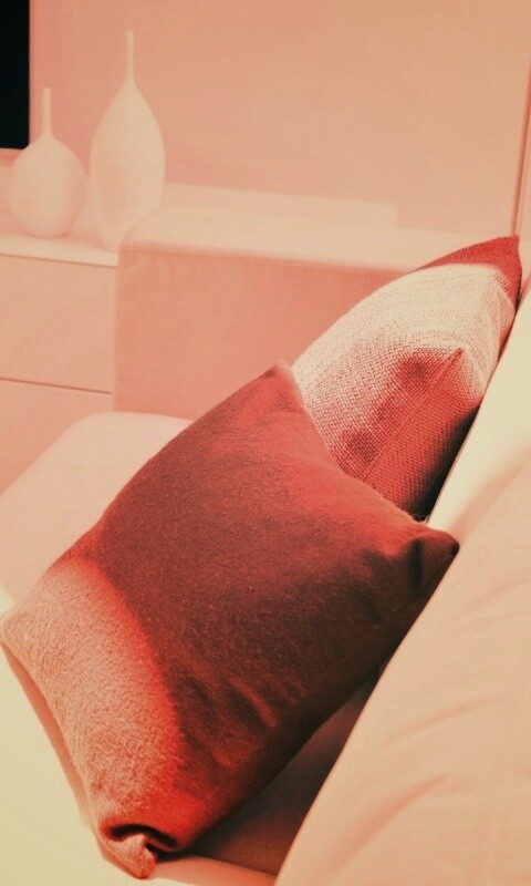 Подушки на диване обои